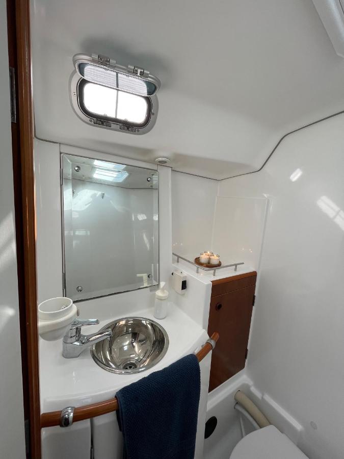 Beautiful And Comfortable Sailboat With Secure Parking Available Hotel Barcelona Bagian luar foto